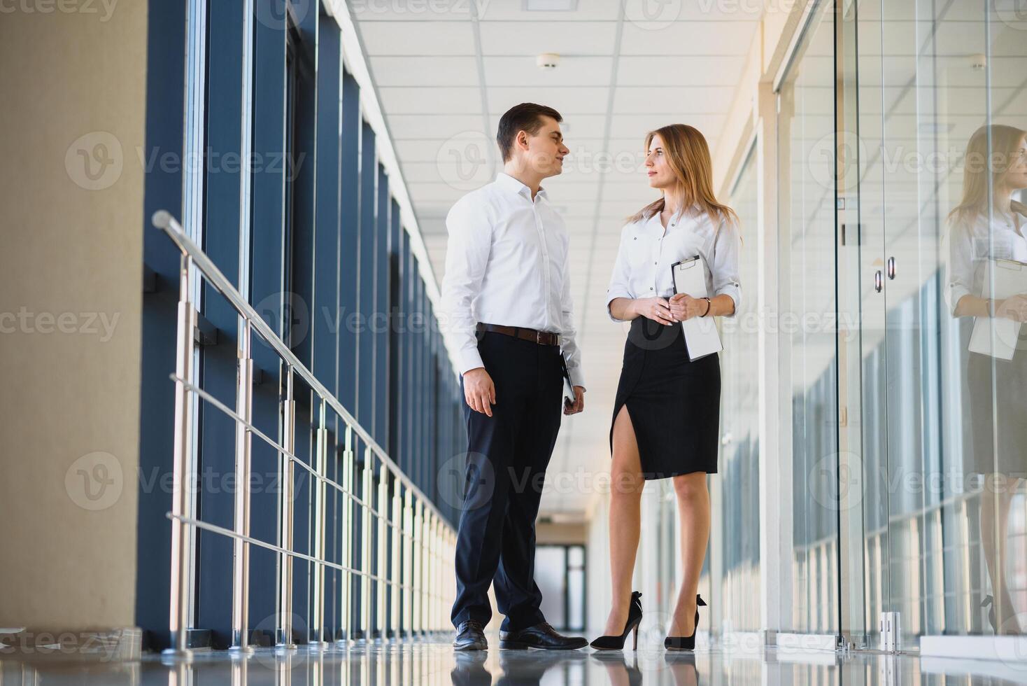 professionisti avendo un' discussione nel un' ufficio ambientazione. foto