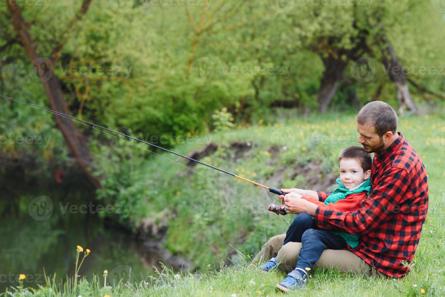 papà e figlio pesca all'aperto. Il padre di giorno foto