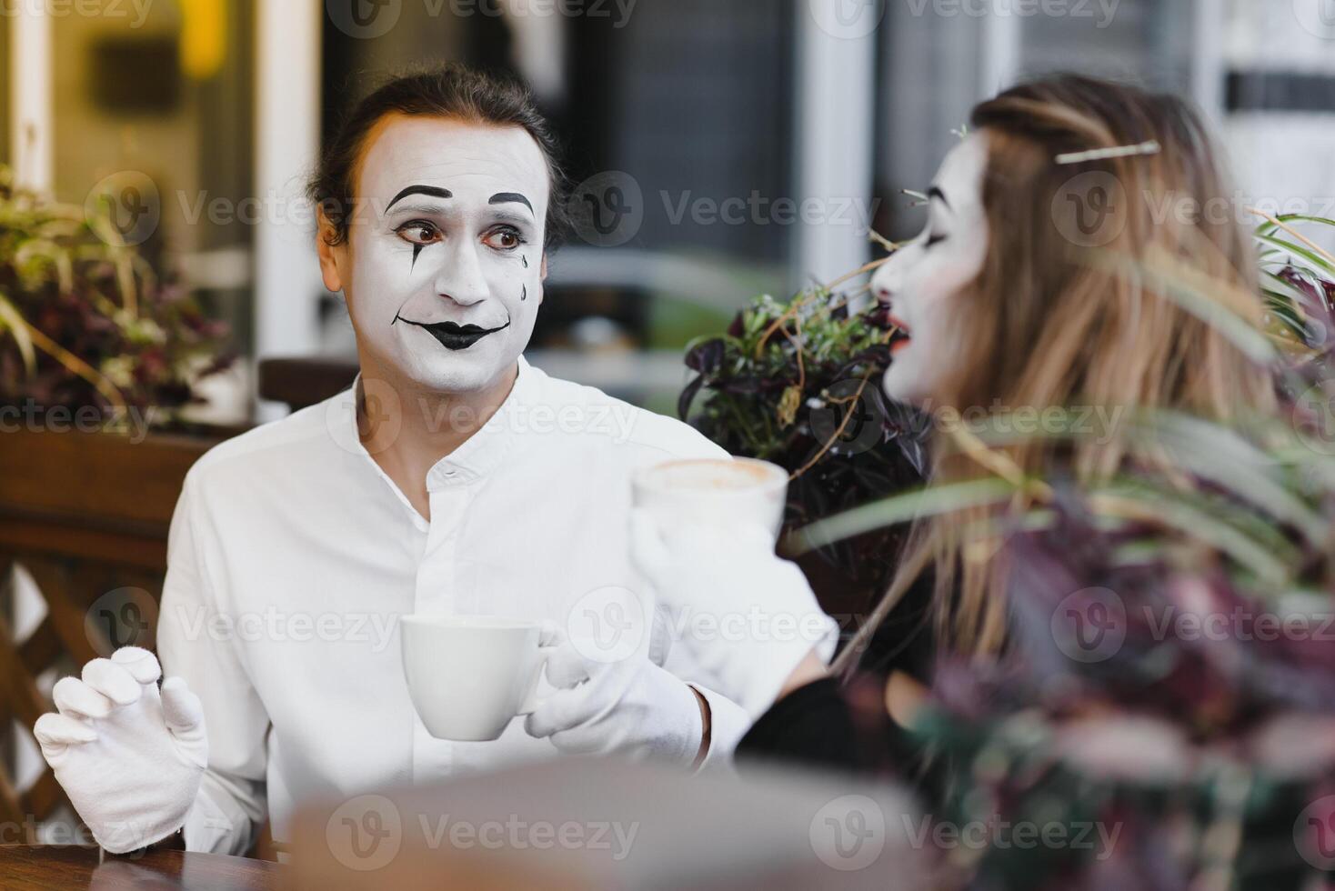 mimi nel davanti di Parigi bar recitazione piace potabile tè o caffè. foto