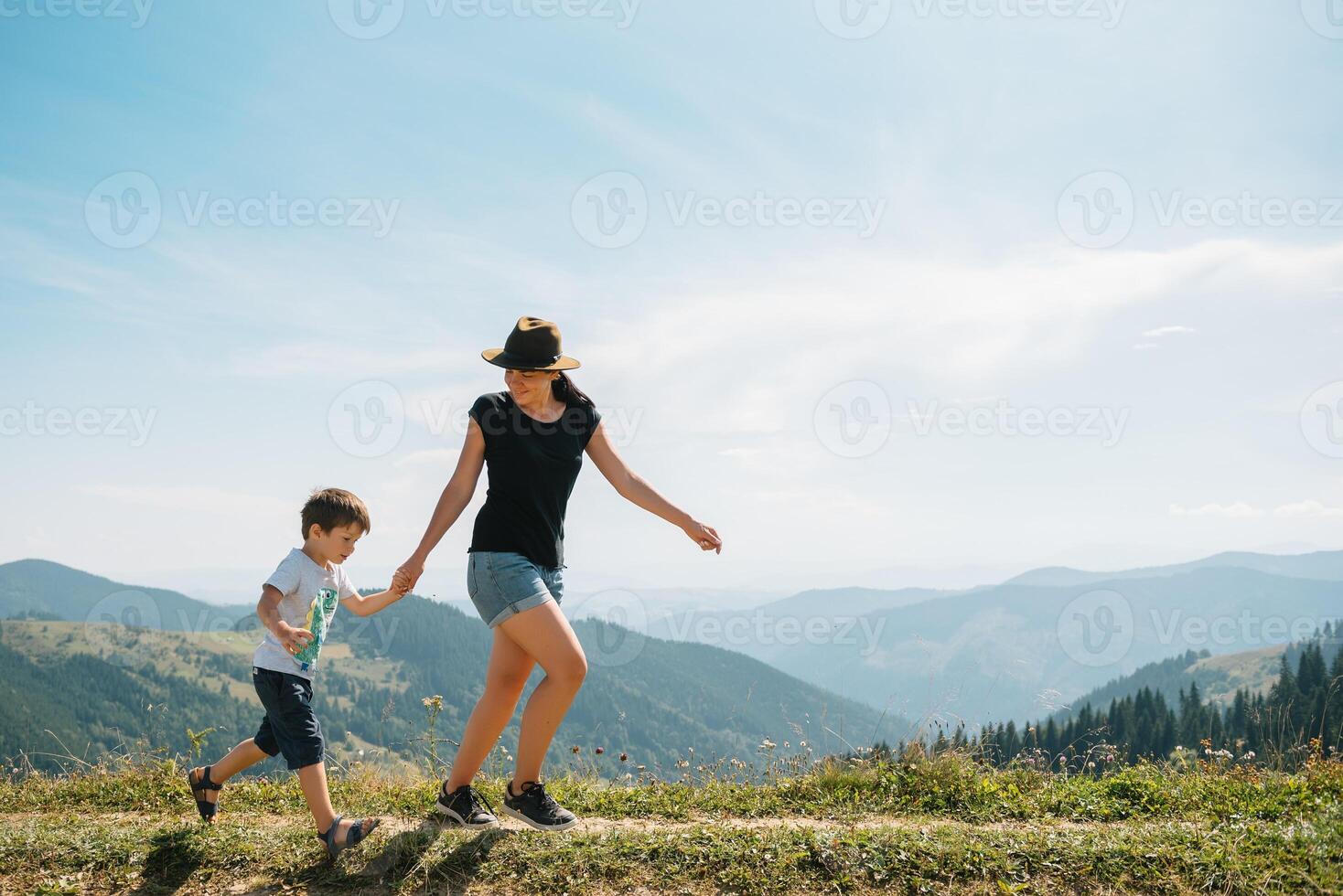 giovane mamma con bambino ragazzo in viaggio. madre su escursioni a piedi avventura con bambino, famiglia viaggio nel montagne. nazionale parco. escursione con bambini. attivo estate vacanze. foto