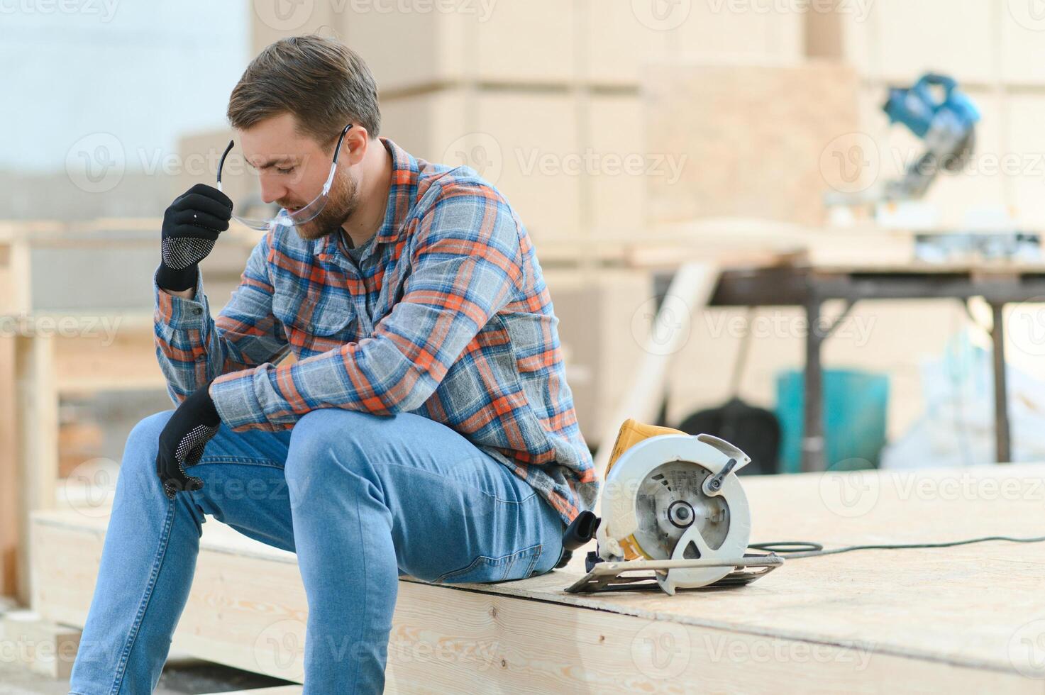 falegname Lavorando con attrezzatura su di legno tavolo nel carpenteria negozio. foto