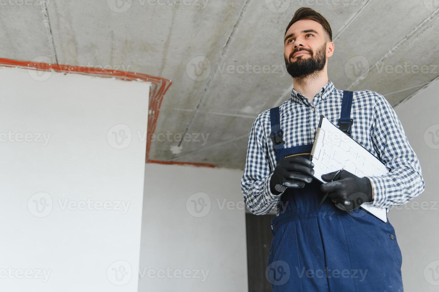 positivo maschio riparatore a casa foto