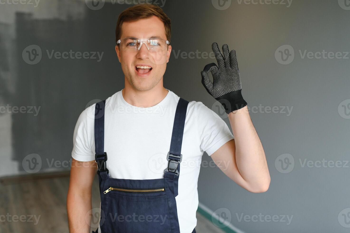 ritratto di difficile Lavorando tuttofare o artigiano sorridente a telecamera foto