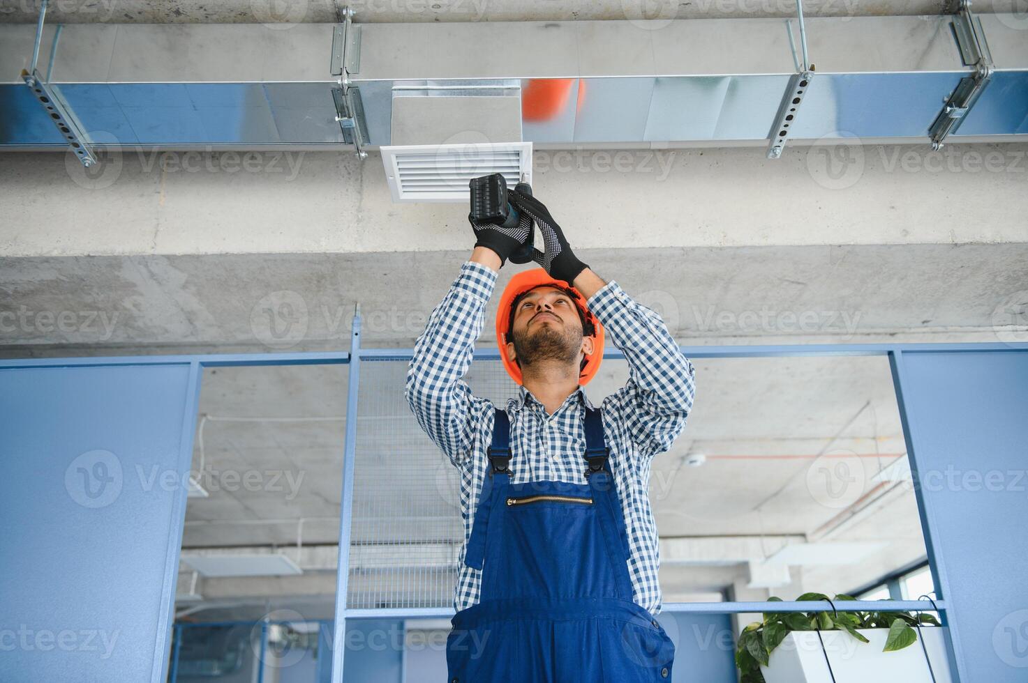 HVAC indiano lavoratore installare canalizzato tubo sistema per ventilazione e aria condizionata. copia spazio foto