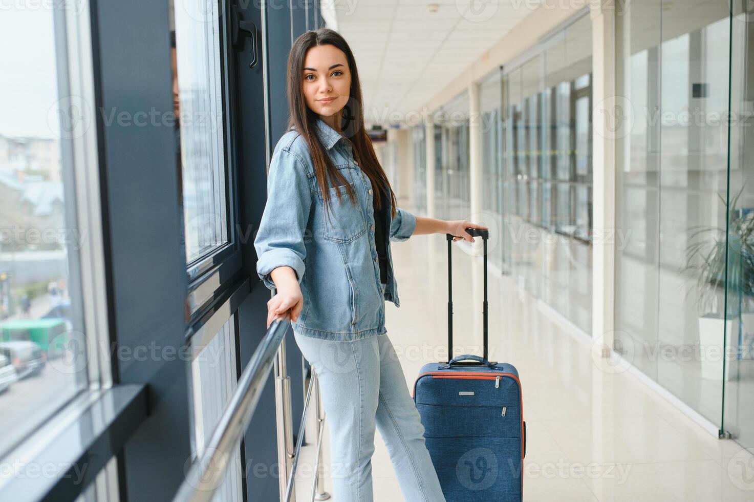 turismo, vacanza, vacanza, infanzia e mezzi di trasporto concetto - sorridente poco ragazza con viaggio Borsa al di sopra di aeroporto sfondo foto