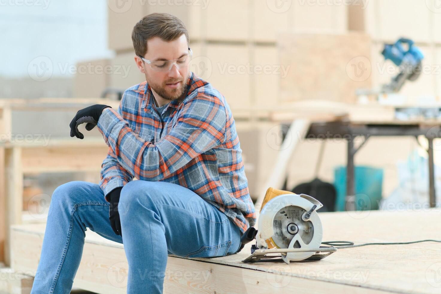 professionale falegname uomo autentico fatto a mano legna lavoratore. falegname o mobilia costruttore casa Fai da te progetti creatore maschio. foto