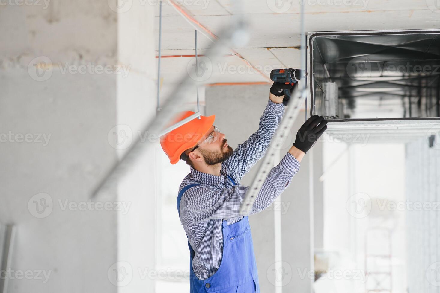 HVAC ingegnere installare calore recupero ventilazione sistema per nuovo Casa. copia spazio foto