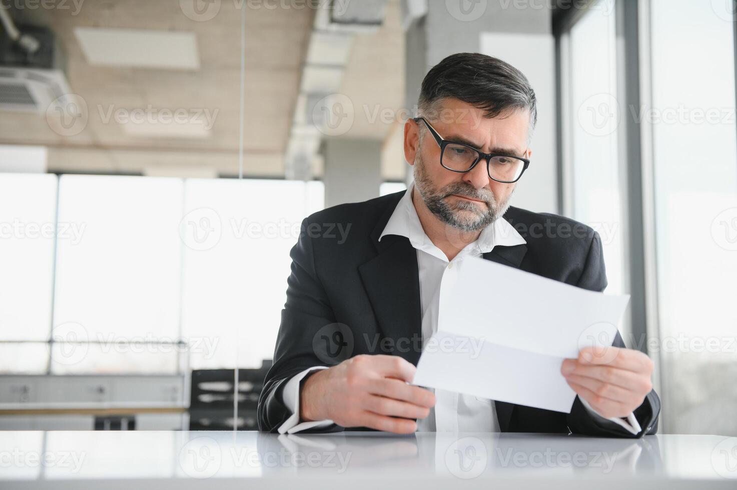 ritratto di triste destituito anziano vecchio attività commerciale uomo lavoratore assunzione il suo ufficio forniture nel il scatola. pensionato maturo andare in pensione a partire dal opera trasportare personale indietro casa. stile di vita attività commerciale la pensione, smettere lavoro concetto foto