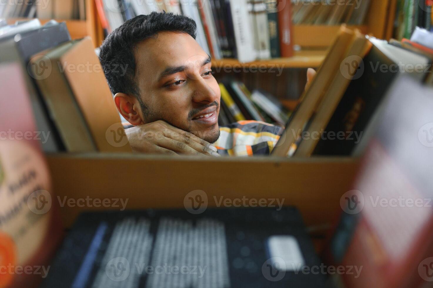 contento inteligente indiano o arabo tipo, misto gara maschio, Università alunno, nel il biblioteca foto