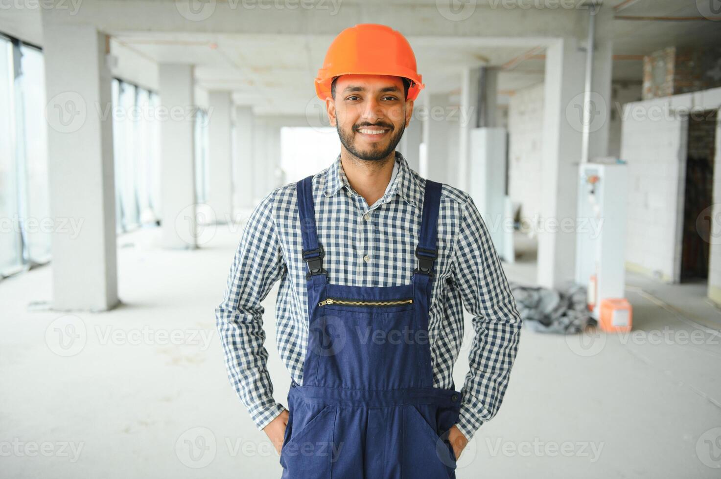 indiano costruzione luogo manager in piedi indossare casco, pensiero a costruzione luogo. ritratto di misto gara Manuale lavoratore o architetto. foto