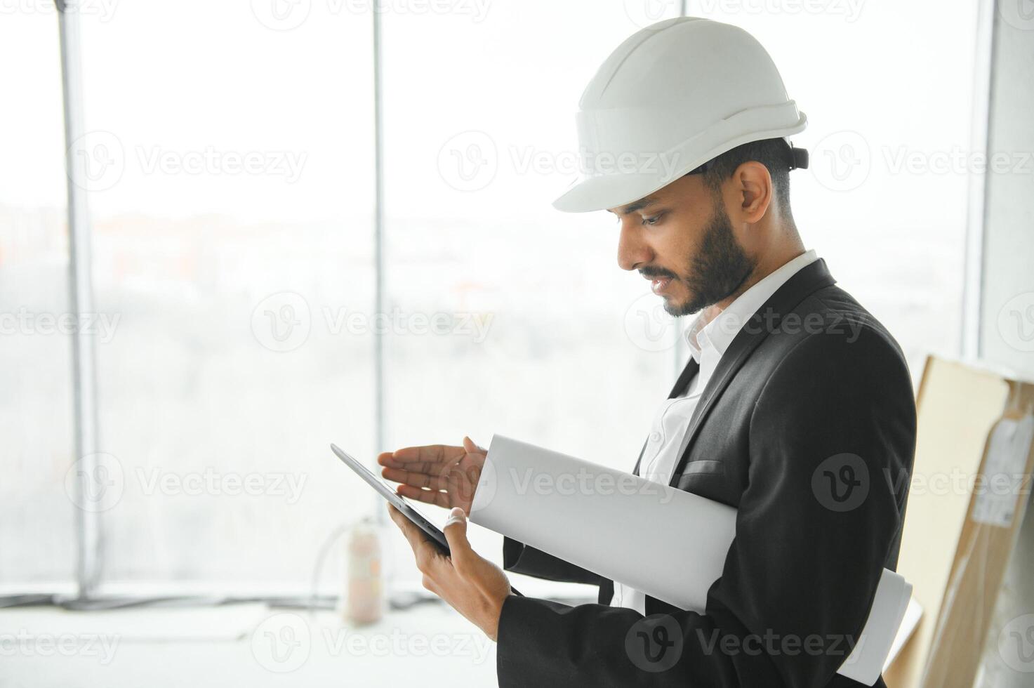 indiano costruzione luogo manager in piedi indossare casco, pensiero a costruzione luogo. ritratto di misto gara Manuale lavoratore o architetto. foto