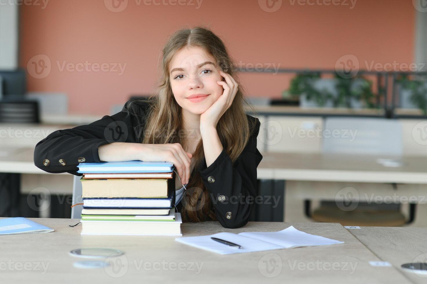 formazione scolastica e scuola concetto - alunno ragazza studiando e lettura libro a scuola. foto