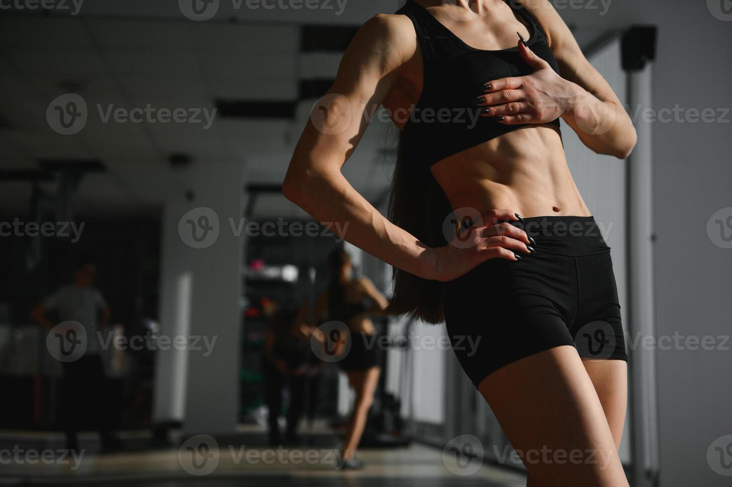 fitness donna mostrando addominali e piatto gonfiarsi. atletico ragazza sagomato addominale foto