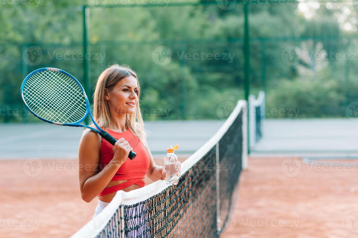 sportivo donna potabile acqua dopo tennis formazione foto