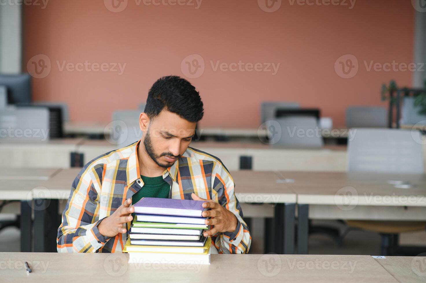 indiano alunno con libri a Università foto