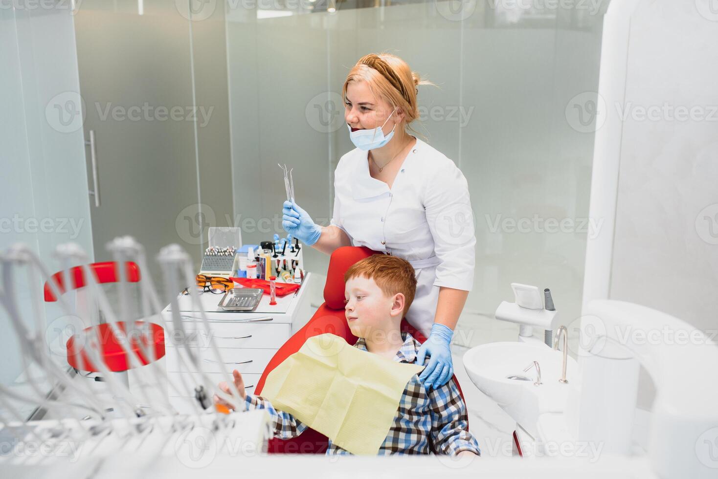 pediatrico dentista l'esame un' poco ragazzi denti nel il dentisti sedia a il dentale clinica foto