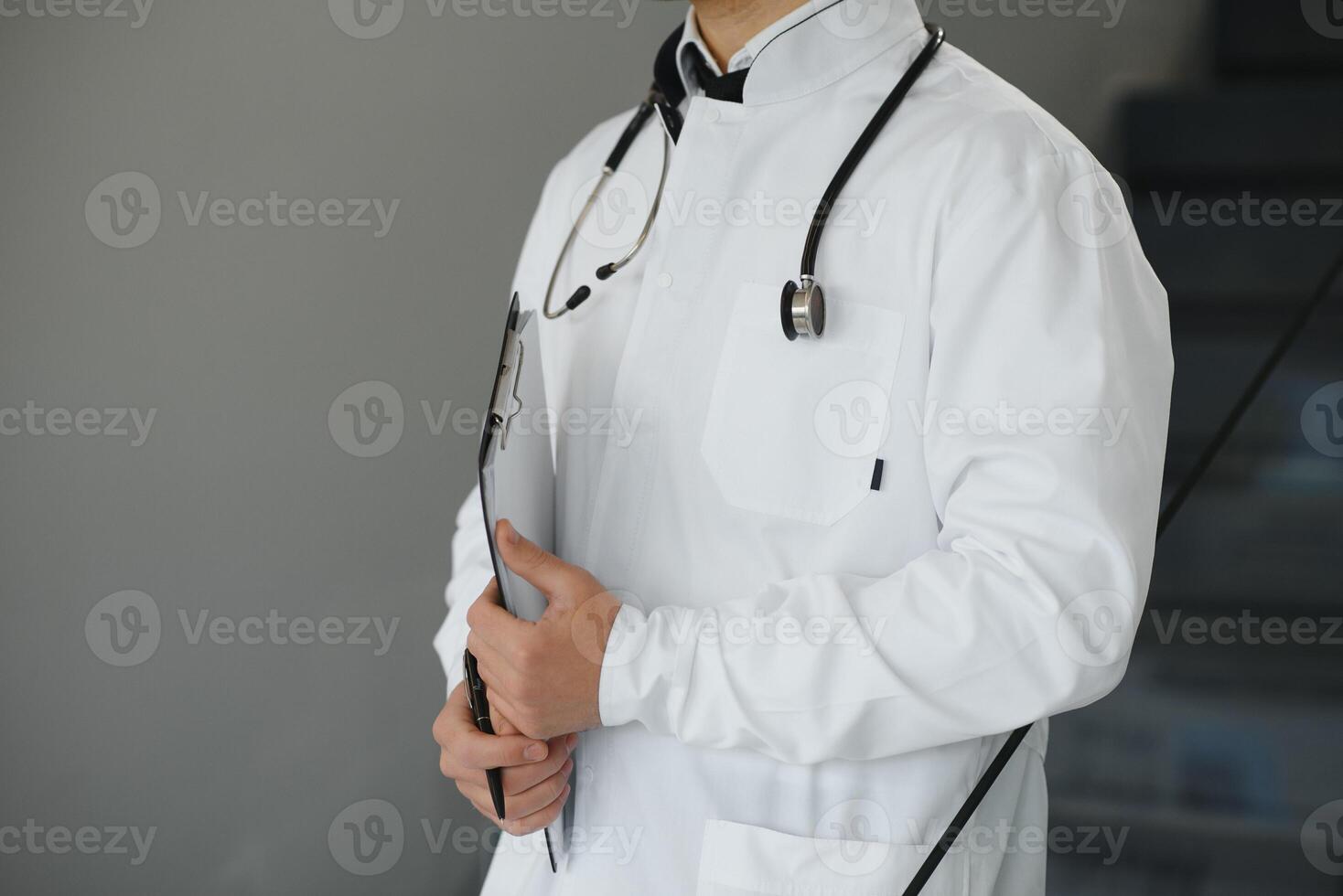 ritratto di sorridente medico nel uniforme in piedi nel medicina clinica sala foto