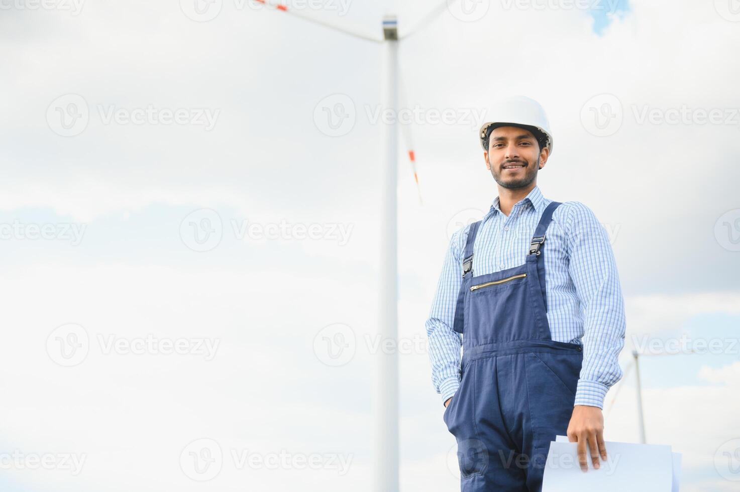 India ingegnere a mulino a vento azienda agricola operazione per creare elettricità, asiatico uomo Lavorando a vento turbina azienda agricola, pulito e verde energia. foto
