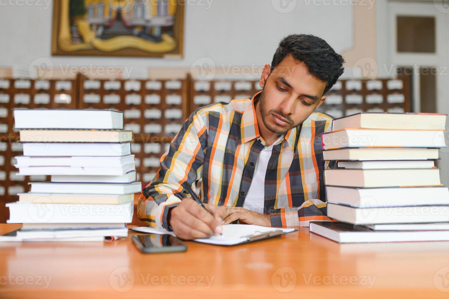 ritratto di allegro maschio internazionale indiano alunno con zaino, apprendimento Accessori in piedi vicino libreria a Università biblioteca o libro memorizzare durante rompere fra Lezioni. formazione scolastica concetto foto