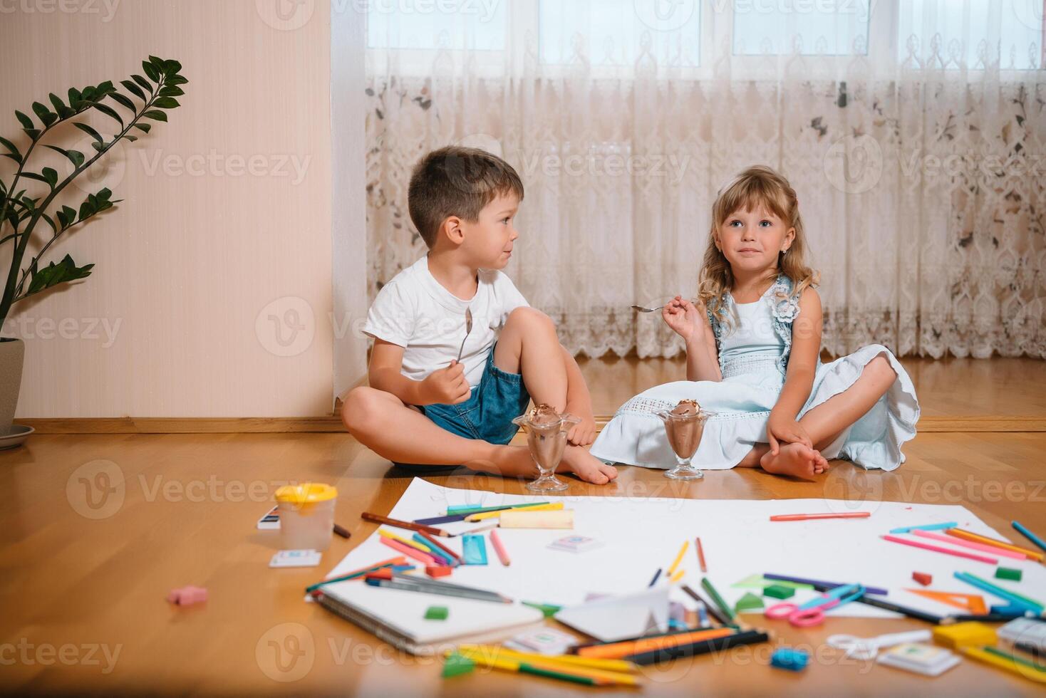 bambini disegno su pavimento su carta. prescolastico ragazzo e ragazza giocare su pavimento con educativo giocattoli - blocchi, treno, Ferrovia, aereo. giocattoli per prescolastico e asilo. bambini a casa o asilo nido. foto