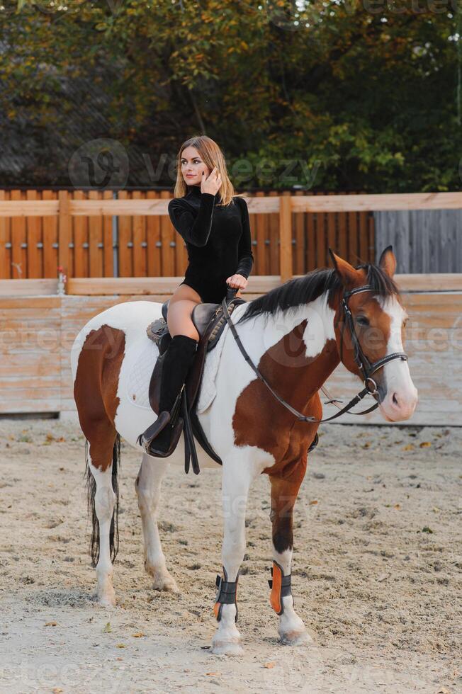 alla moda ritratto di un' bellissimo giovane donna e cavallo foto