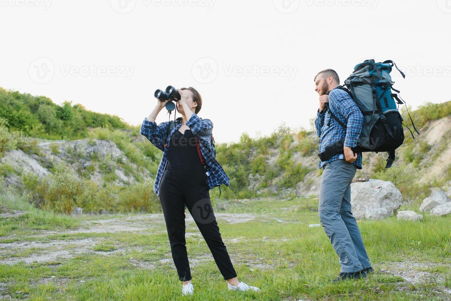 un' coppia di turisti nel tempo di viaggio acciaio e ammirare il bellissimo montagna scenario. il tipo abbracci il ragazza. il concetto di amore, tenerezza e ricreazione foto