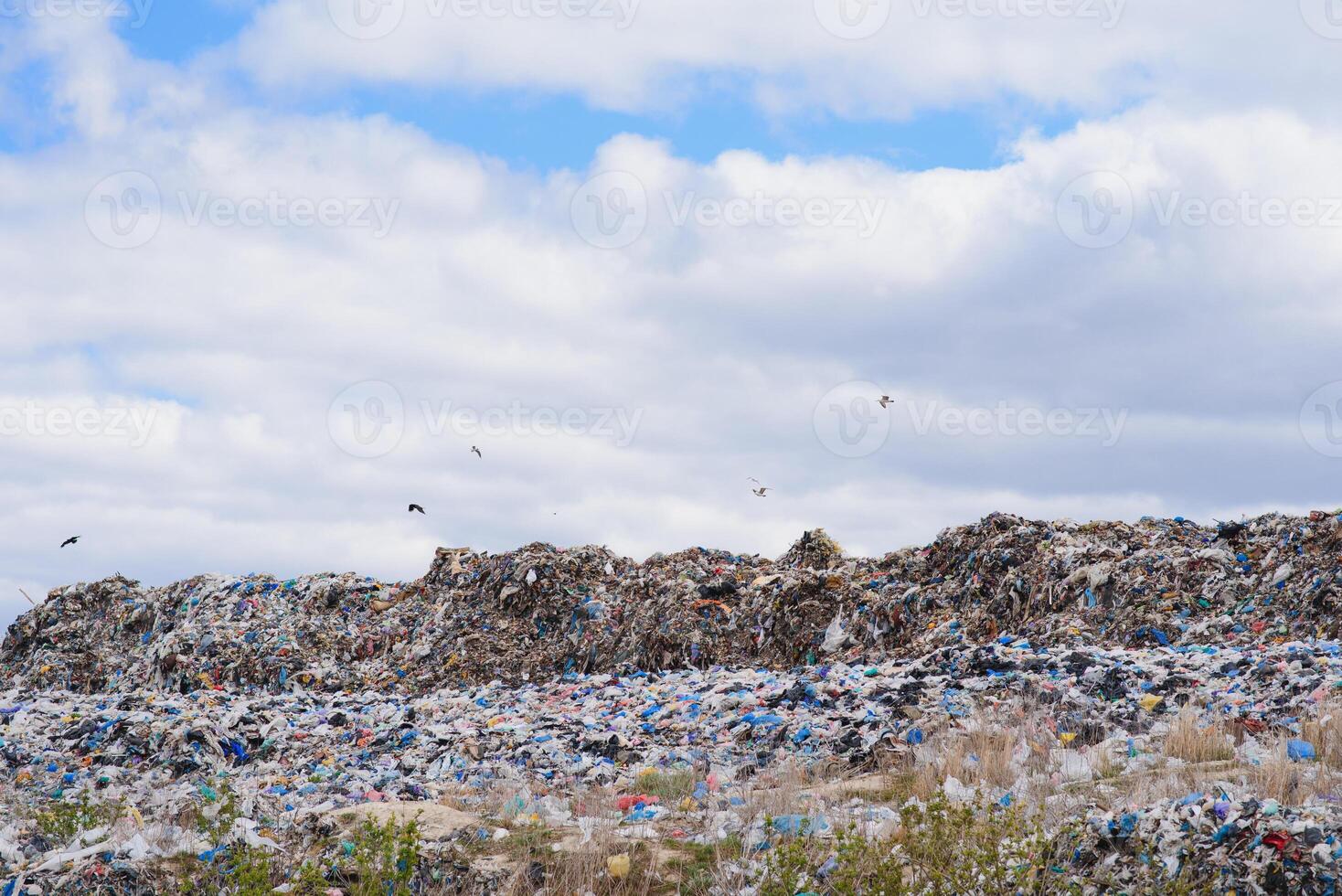 montagna spazzatura, grande spazzatura mucchio, degradato spazzatura. mucchio di puzza e tossico residuo. queste spazzatura venire a partire dal urbano le zone, industriale le zone. consumatore società causa massiccio sciupare. può non ottenere sbarazzarsi di foto