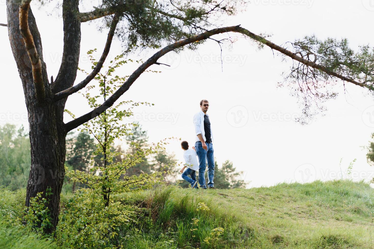 padre e figlio avere divertimento insieme nel natura. padre e figlio giocando. persone avendo divertimento all'aperto. concetto di amichevole famiglia. foto