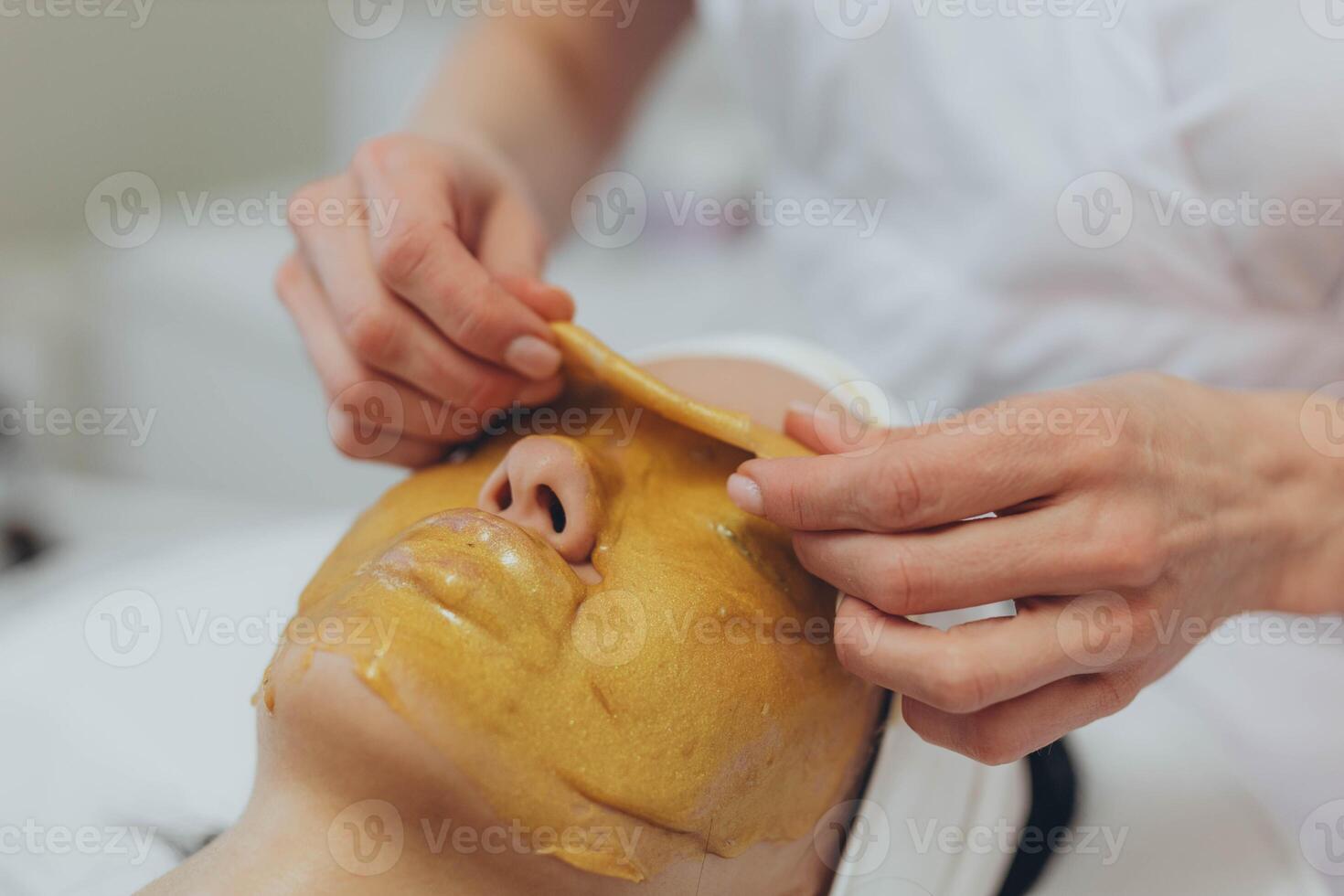 un' ragazza a un' cosmetologo fa cosmetico procedure. alginato maschera foto