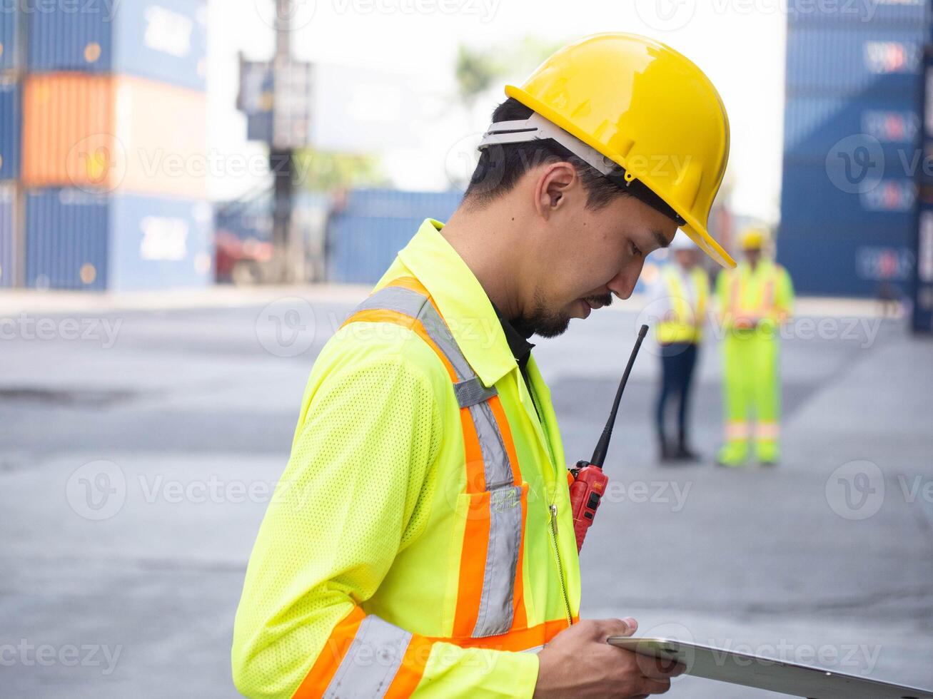 lavoro duro e faticoso persona persone umano elmetto protettivo sicurezza uniforme Radio talkie walkie Guarda vedere orologio rapporto logistica carico spedizione importare esportare globale nolo consegna commercio magazzino opera commercio mezzi di trasporto foto