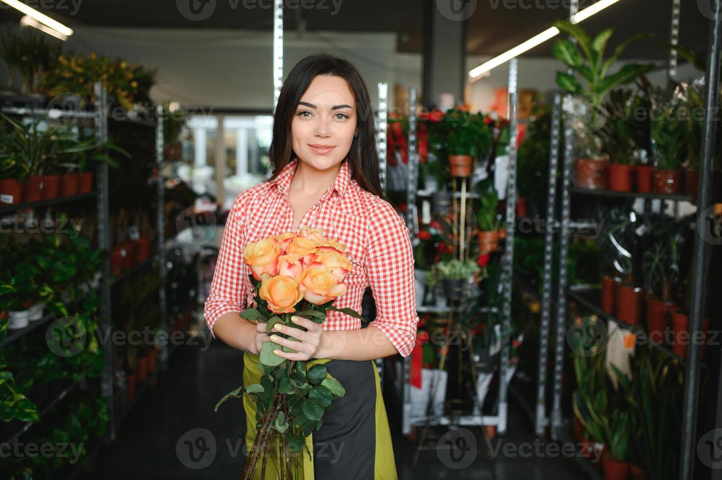 giovane bellissimo donna fioraio rendere mazzo di fiori a fiore negozio foto