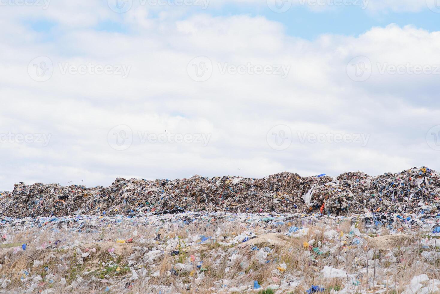 enorme mucchio di spazzatura nel un' città cumulo di rifiuti su cupo giorno. conservazione il ambiente pulire. ecologico i problemi. foto