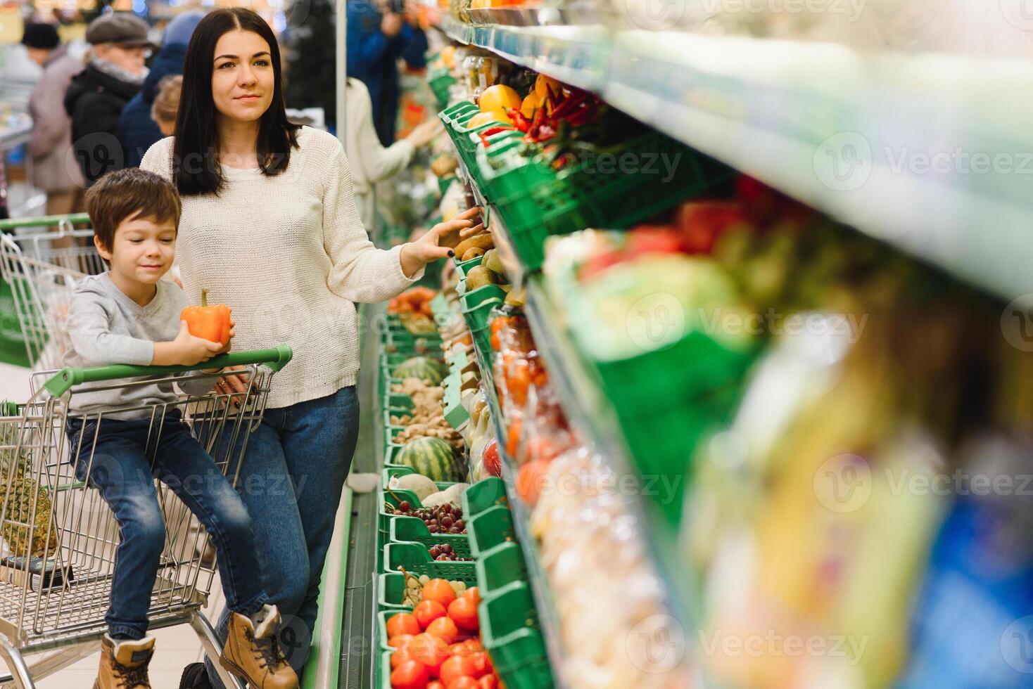 madre e bambino shopping a agricoltori mercato per frutta e verdure foto