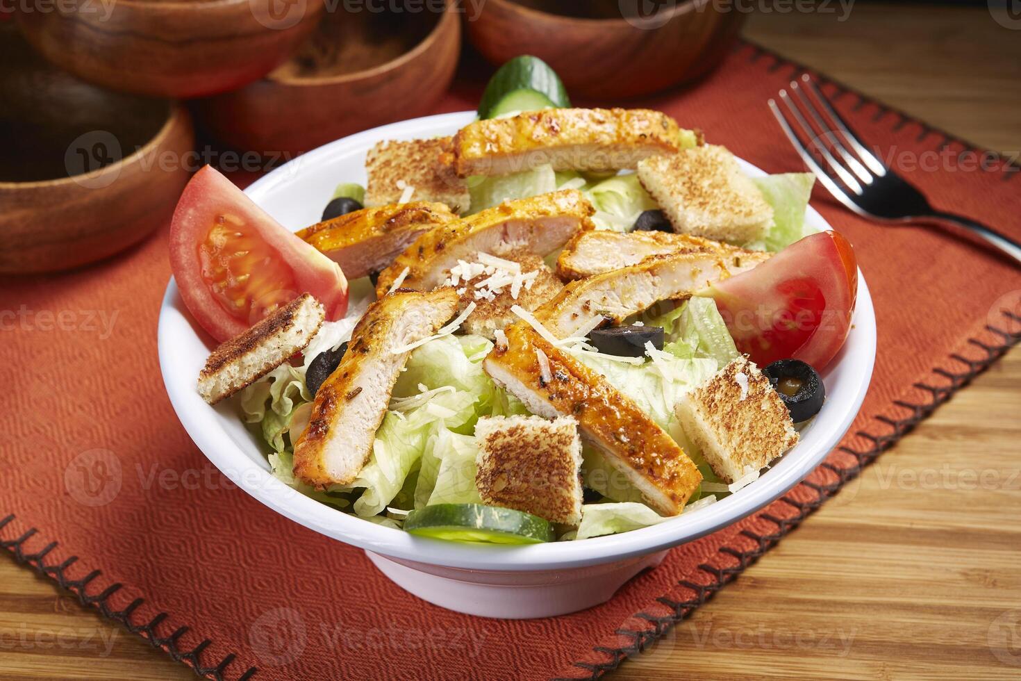 pollo Cesare insalata con pomodoro, cetriolo e oliva servito nel piatto isolato su tavolo lato Visualizza di mezzo est cibo foto