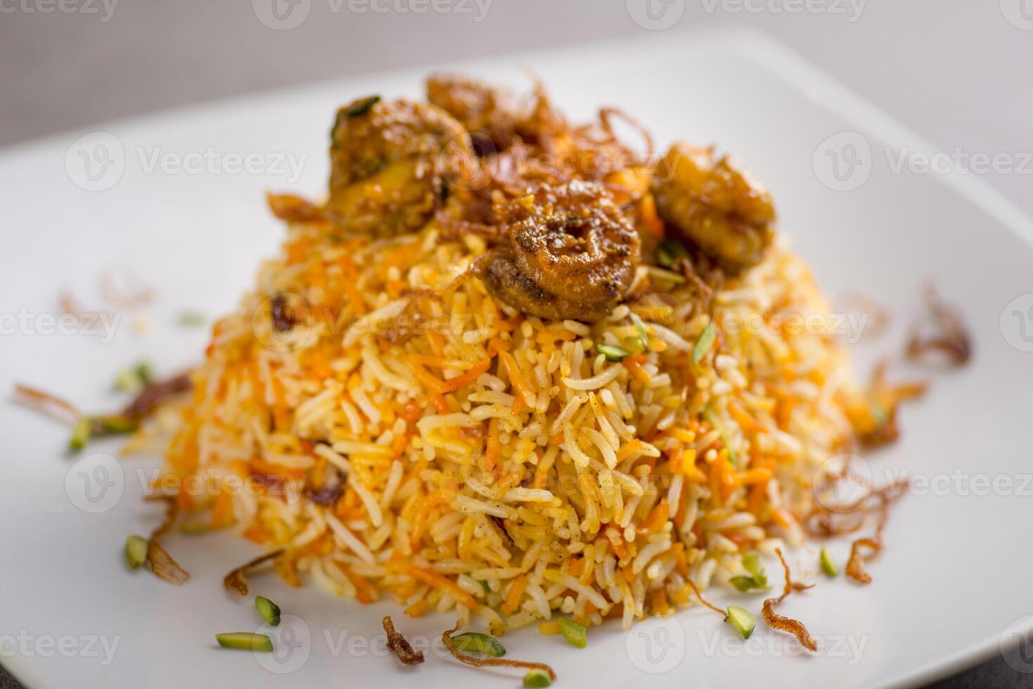 gamberetto biryani servito nel piatto isolato su grigio sfondo superiore Visualizza di Arabo cibo foto