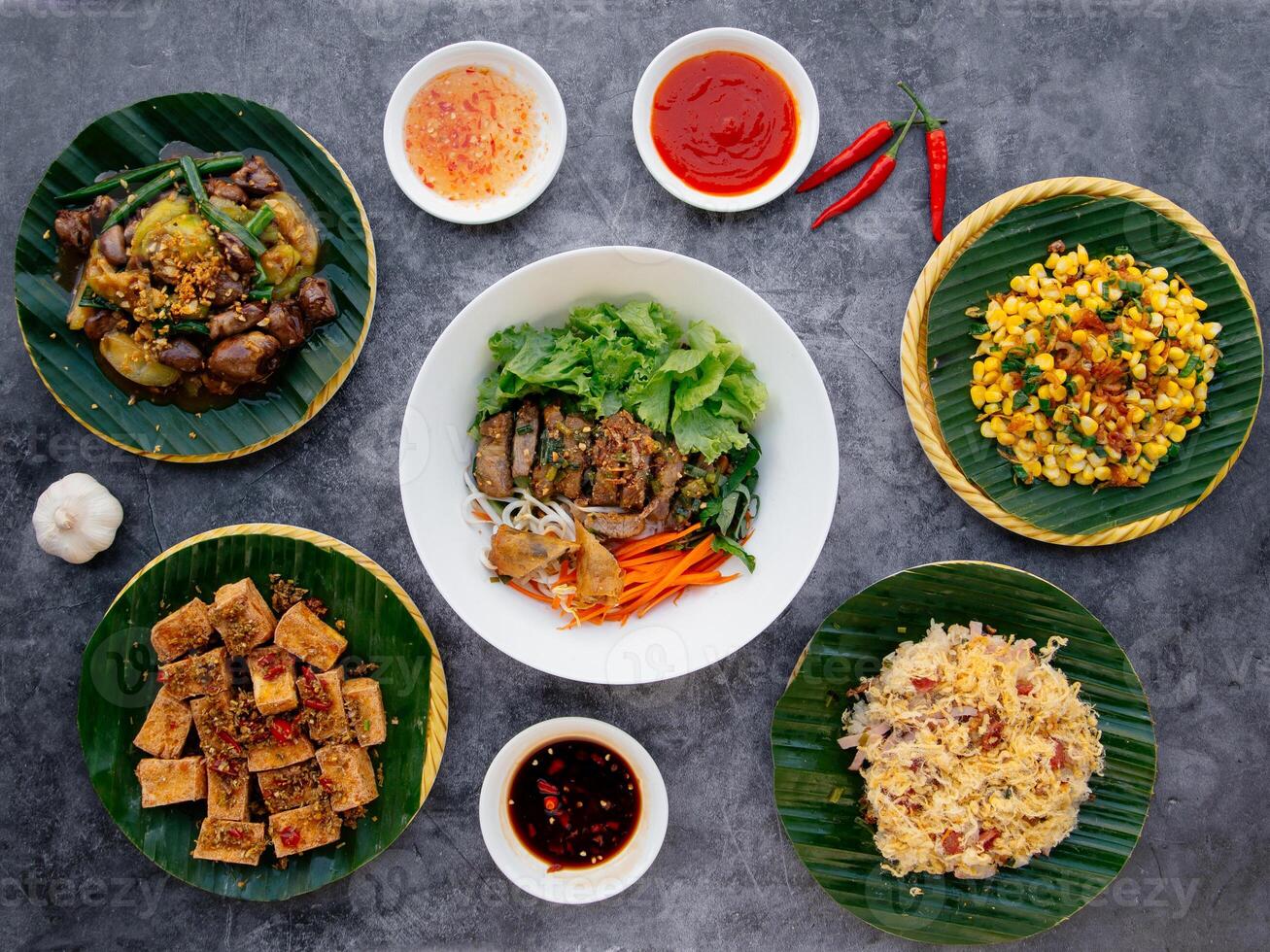 viet mare tofu con citronella, misto appiccicoso riso spaghetto, pollo cuore e polmoni, fritte Mais, in profondità fritte maiale intestino insalata servito nel ciotola isolato su buio grigio sfondo superiore Visualizza di giapponese cibo foto