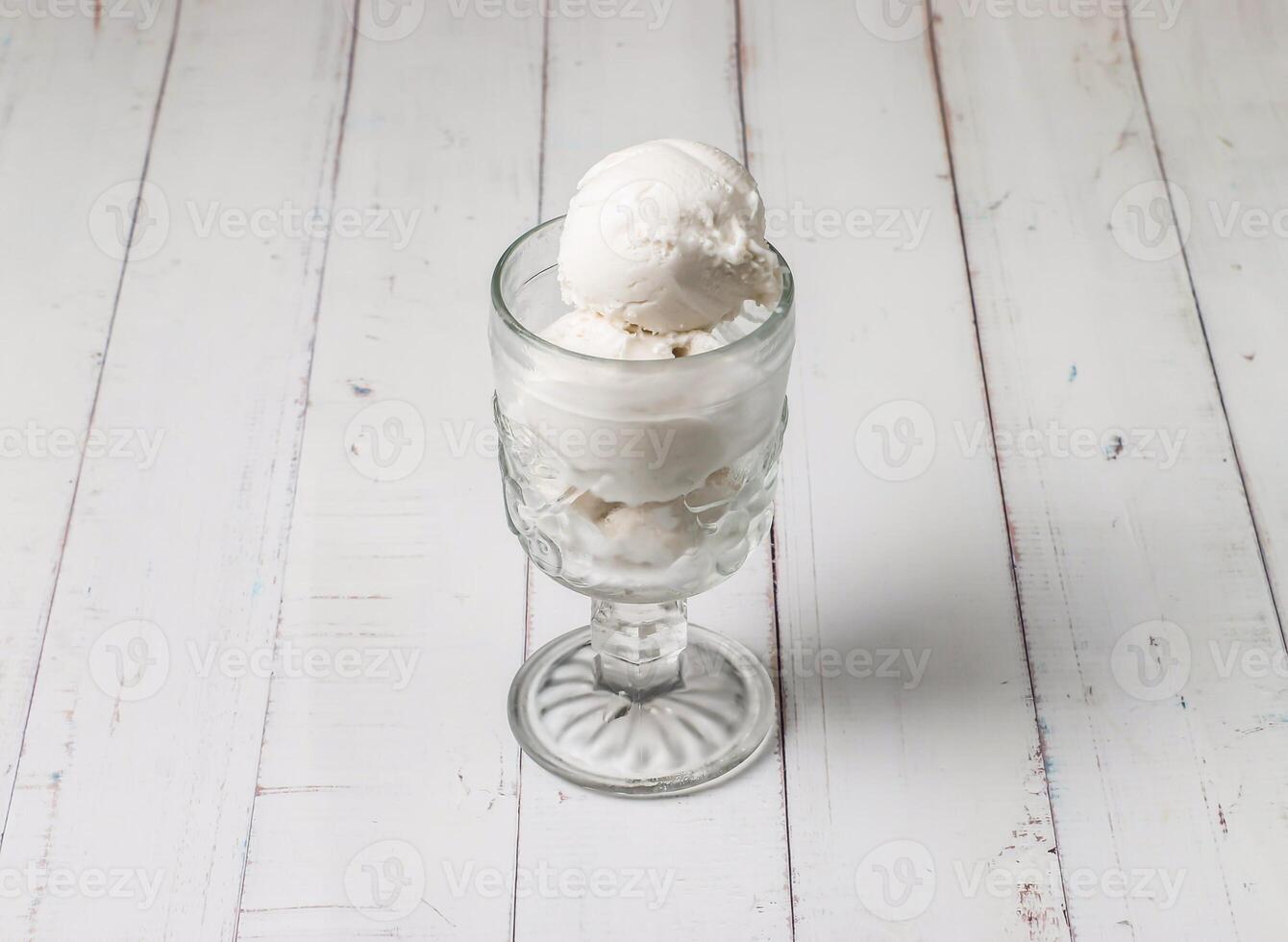 Noce di cocco ghiaccio crema notizia in anticipo servito nel tazza isolato su tavolo superiore Visualizza di dolce foto