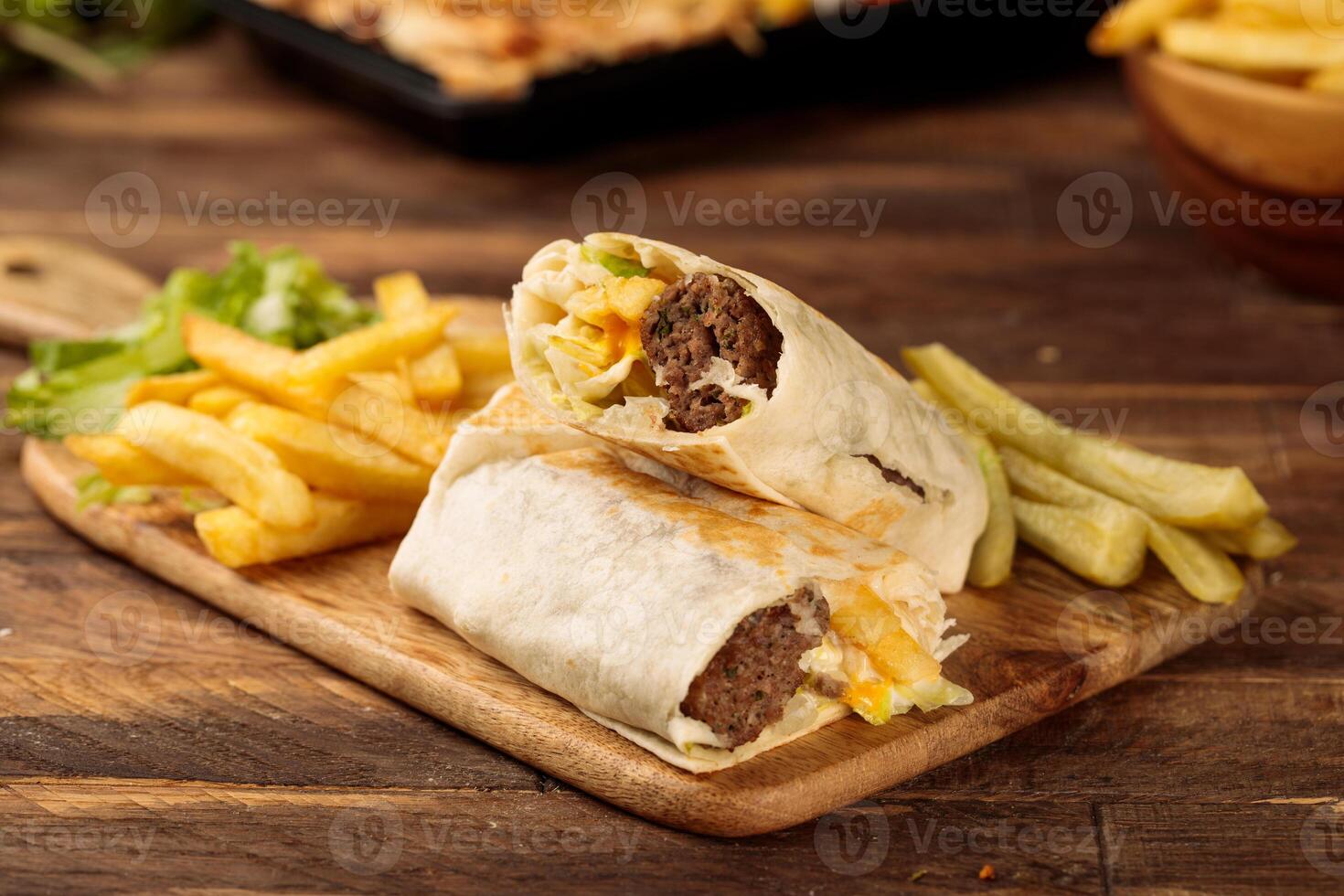 Manzo kebab shawarma impacchi servito nel un' taglio tavola isolato su di legno tavolo sfondo lato Visualizza di Fast food foto