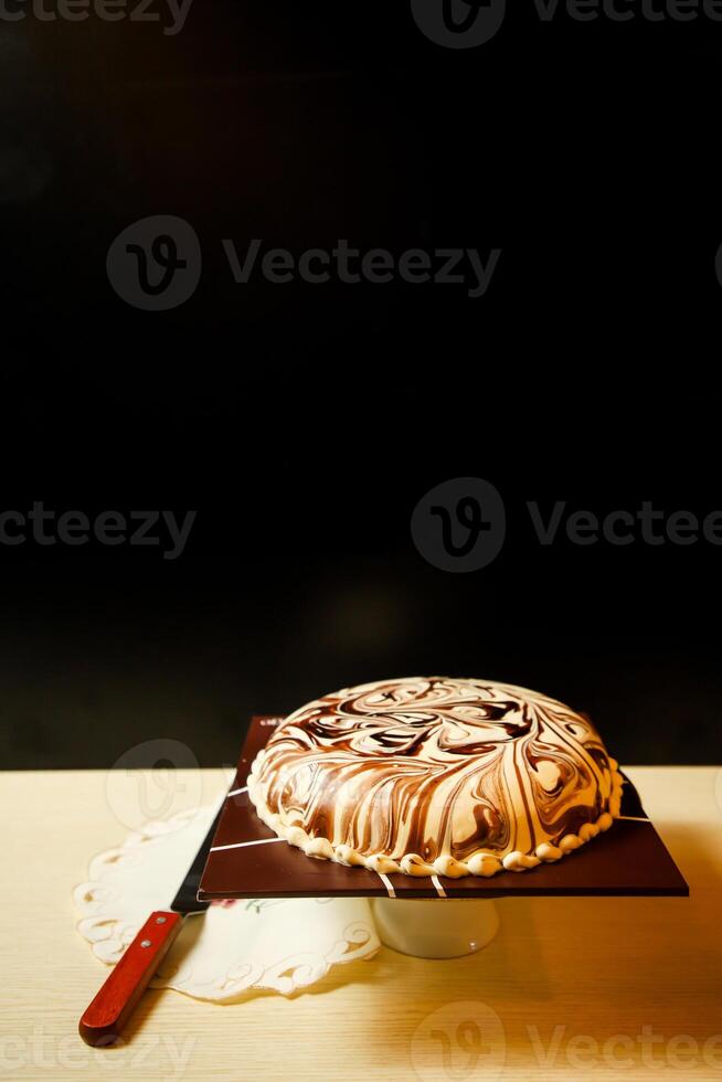 marmo torta includere cioccolato, crema, zucchero con coltello servito su tavola lato Visualizza di bar cibo foto