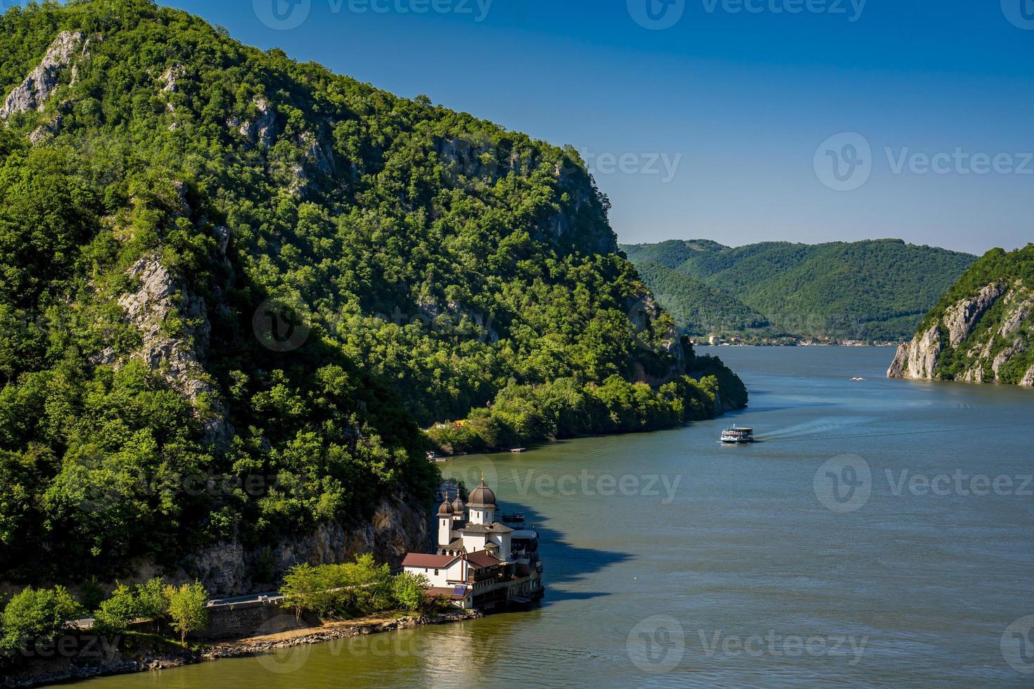 Monastero di mraconia sul lato rumeno della gola del fiume danubio djerdap foto