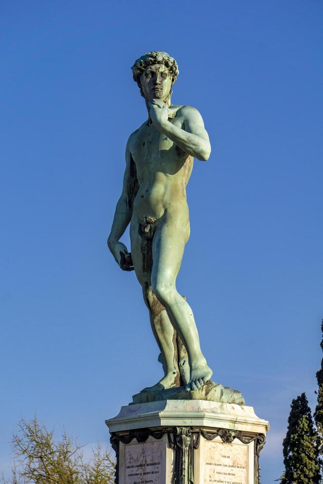 statua del david di michelangelo in piazza michelangelo a firenze, italia foto