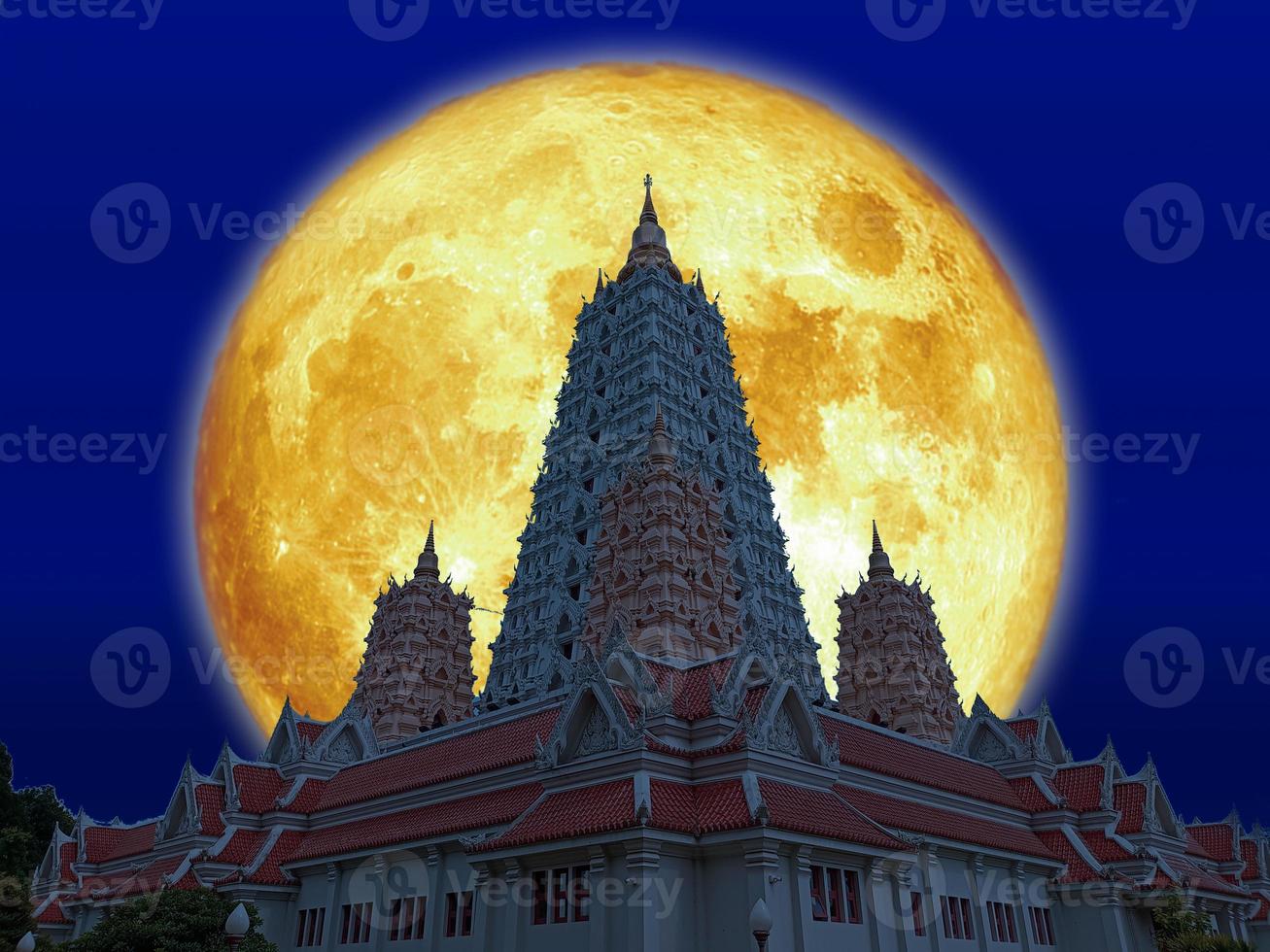 super luna di sangue sopra la pagoda di buddhagaya nel cielo notturno foto