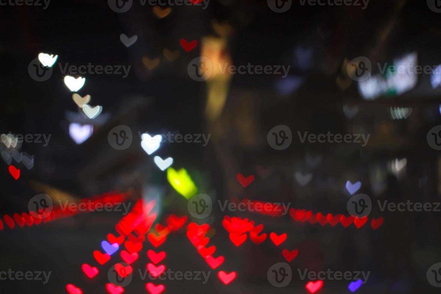 bokeh rosso e sfocatura a forma di cuore amore san valentino luce notturna colorata sul pavimento foto