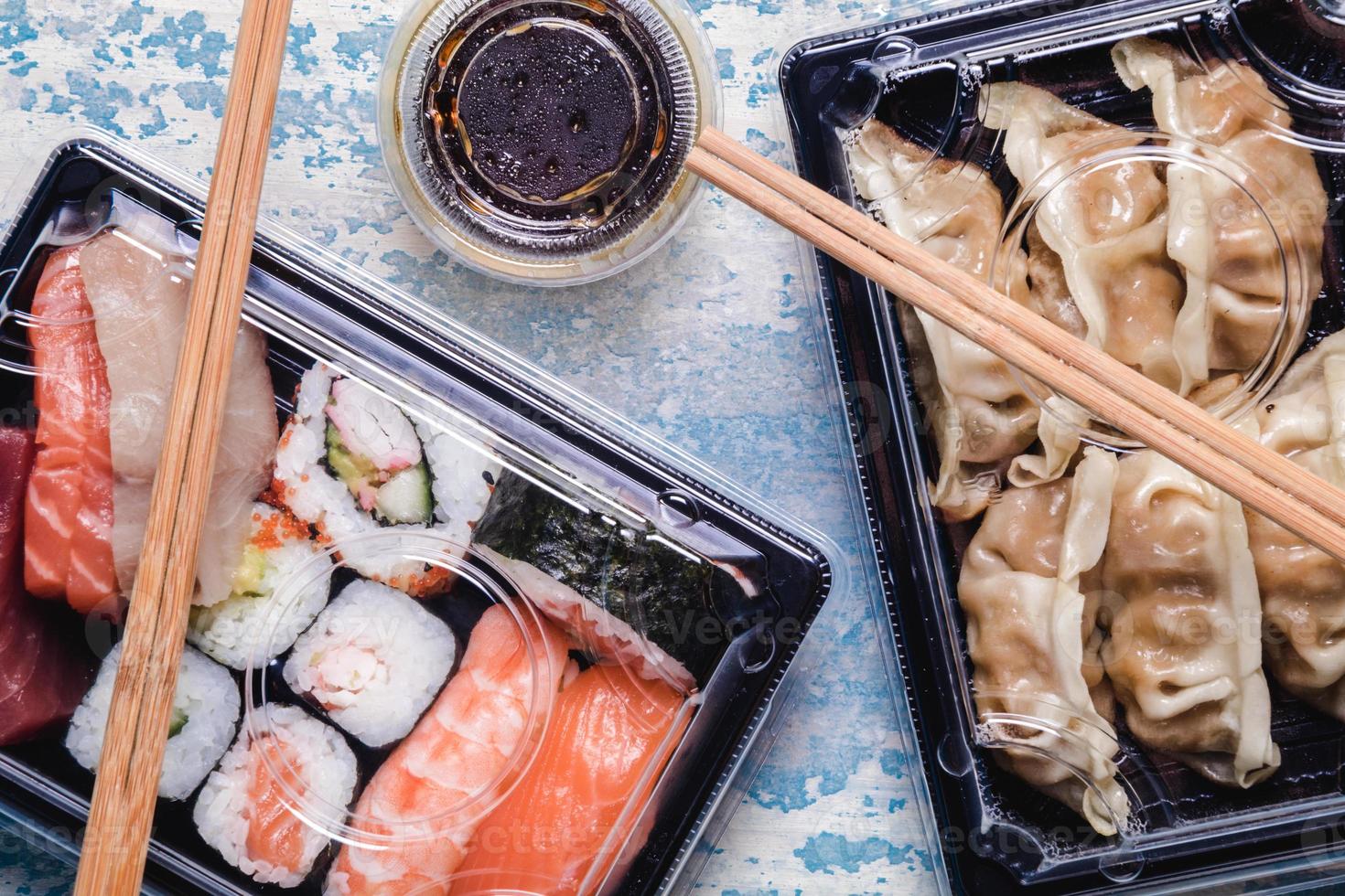 sushi per andare concetto. box da asporto con sushi assortito e gyoza foto