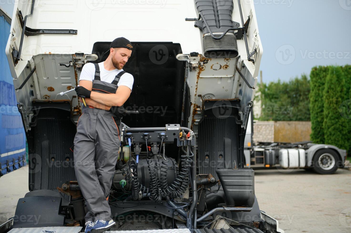 uomo nel uniforme. camion riparazione. auto Malfunzionamento foto