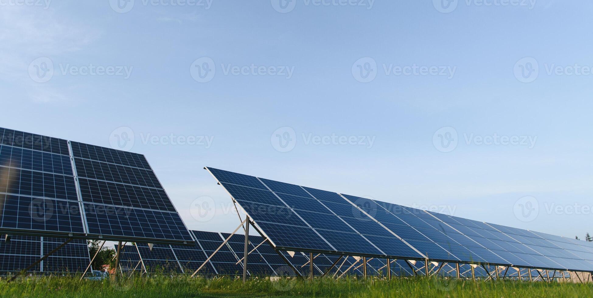 solare cellula pannelli con un' cielo sfondo. alternativa elettricità fonte foto