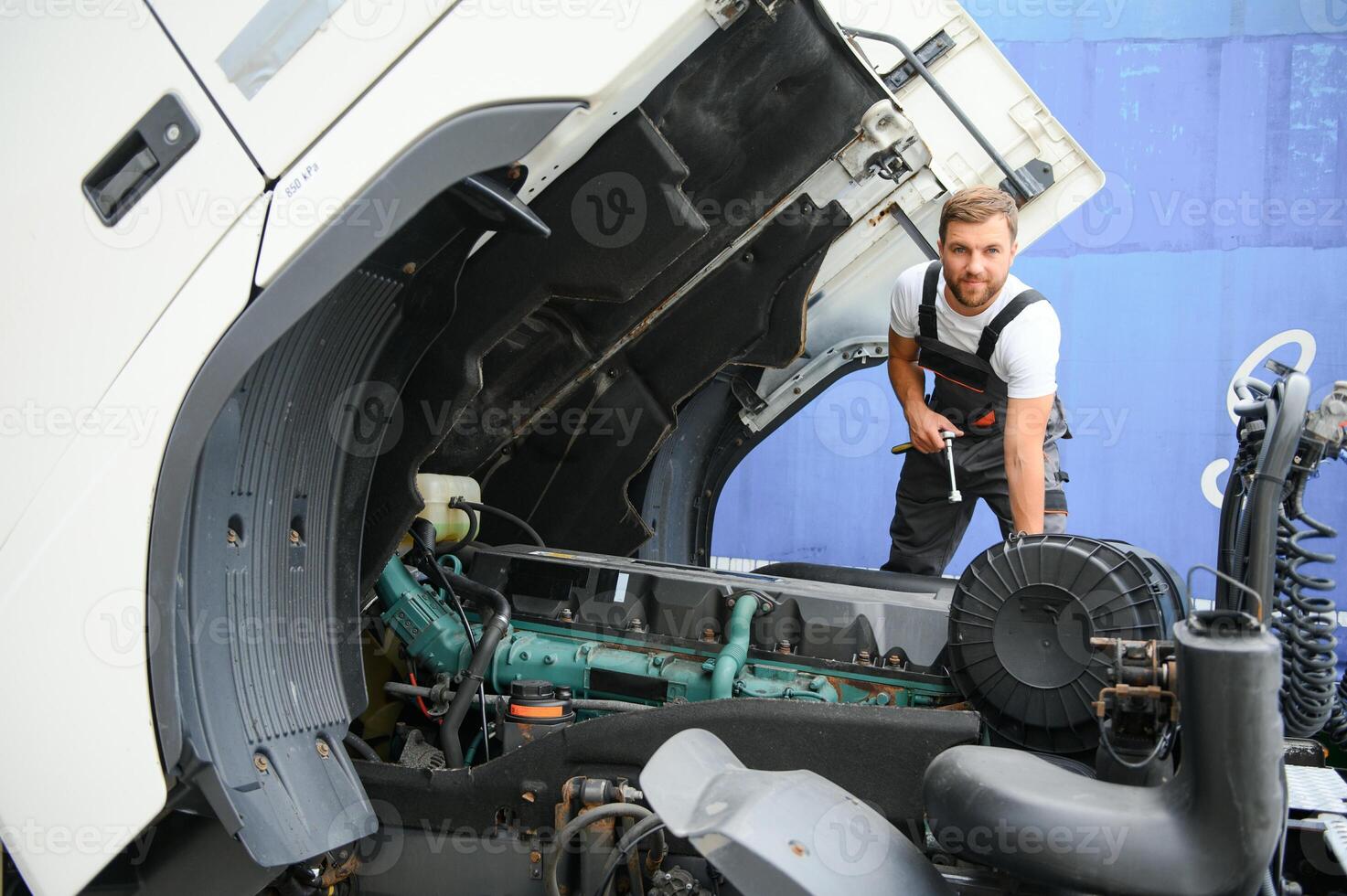 professionale camion meccanico Lavorando nel veicolo riparazione servizio. foto