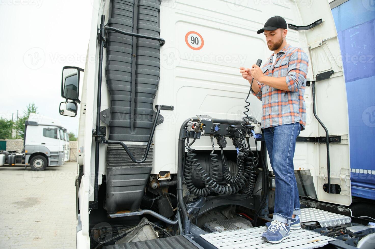Visualizza di un' autista collegamento il energia cavi per trailer di un' commerciale camion. foto