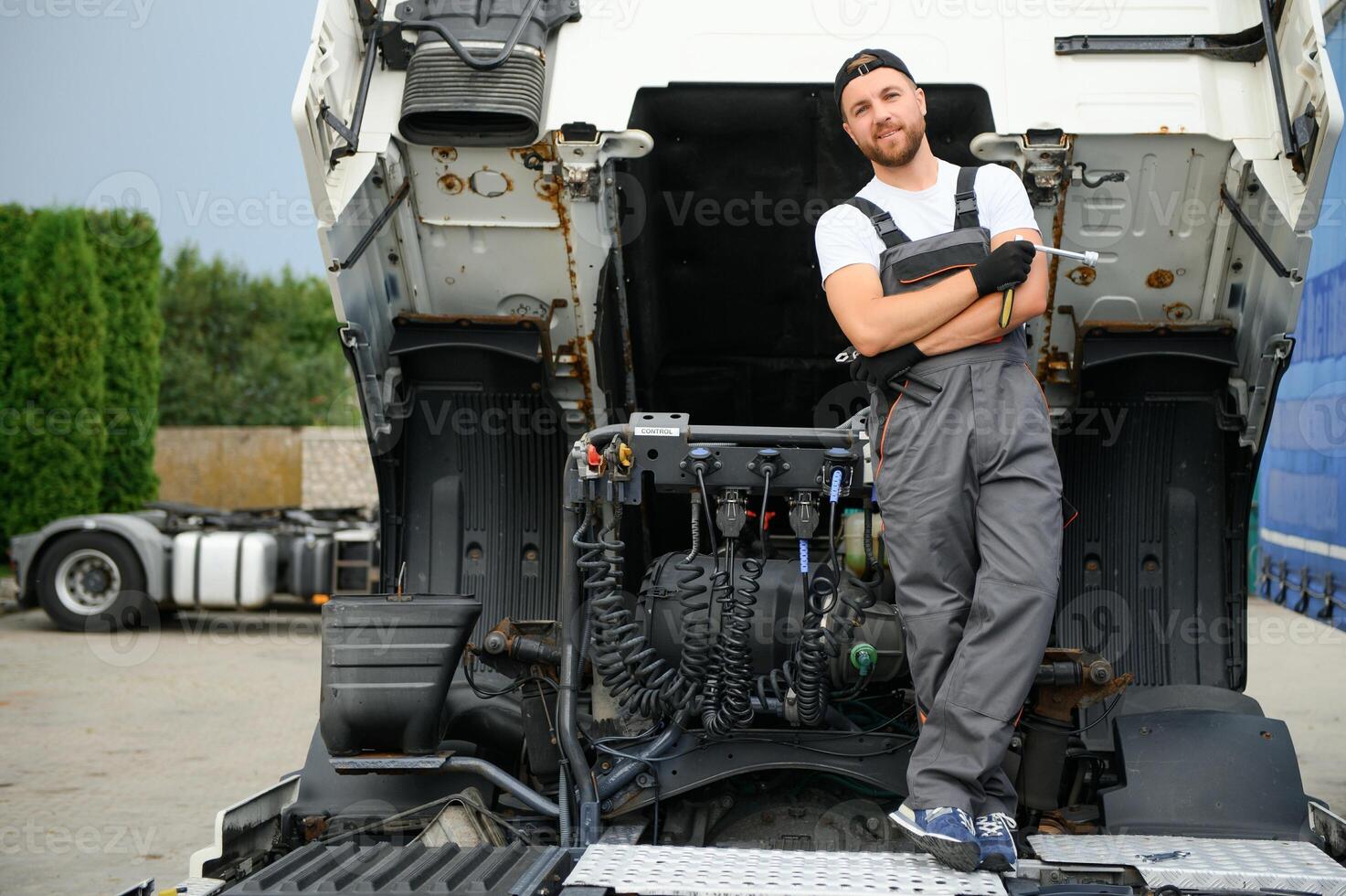 professionale camion meccanico Lavorando nel veicolo riparazione servizio. foto