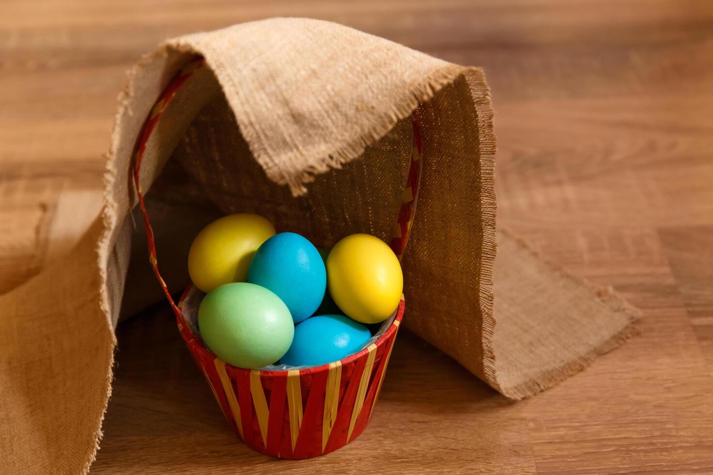 dipingere uova per Pasqua, luminosa Pasqua vacanza, bambini dipingere uova, colorato uova nel un' cestino, colorato uova su un' In piedi, vacanza sfondo foto